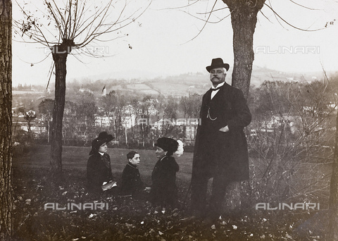 FVQ-F-047026-0000 - A man and a woman with two children in a garden - Date of photography: 1900 ca. - Alinari Archives, Florence