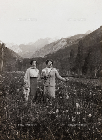 FVQ-F-047027-0000 - Portrait of two women in the mountains - Date of photography: 1900 ca. - Alinari Archives, Florence