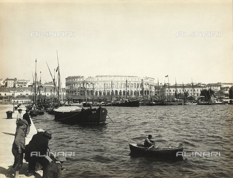 FVQ-F-048025-0000 - Boats moored at the dock of Pola, Croatia. In the background, the ruins of the arena are visible - Date of photography: 1903 - Alinari Archives, Florence