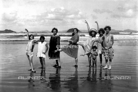 FVQ-F-055697-0000 - Group of females on the beach in Rio de Janeiro - Date of photography: 1940-1950 ca. - Alinari Archives, Florence