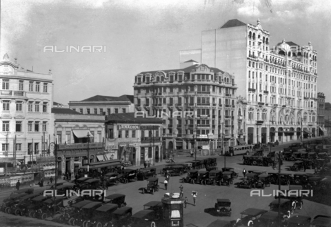 FVQ-F-055704-0000 - Square in Sao Paulo, Brazil, with numerous parked automobiles - Date of photography: 1940-1950 ca. - Alinari Archives, Florence
