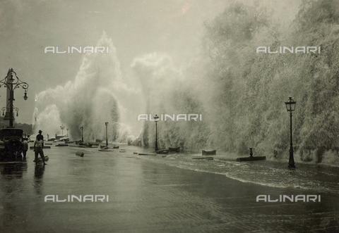 FVQ-F-055708-0000 - Storm along the dock in Rio de Janeiro - Date of photography: 1940-1950 ca. - Alinari Archives, Florence