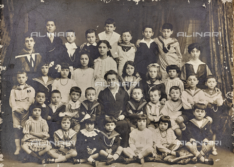 FVQ-F-074810-0000 - Group photo of pupils and teacher of a Florence school school year 1916-1917 - Date of photography: 1916-1917 - Alinari Archives, Florence