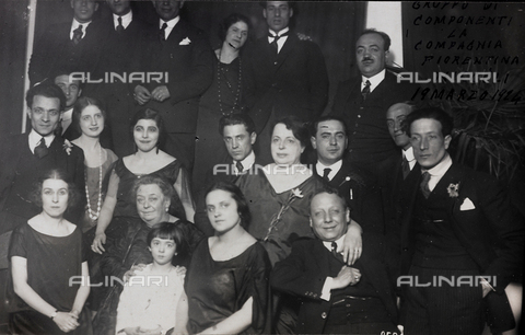 FVQ-F-082000-0000 - "Evening in honor of the golden wedding with the art of the artist Garibalda Niccoli, Florence Teatro Alfieri, March 19, 1924", members of the Compagnia Fiorentina Niccoli posing with the actress; postcard - Date of photography: 19/03/1924 - Alinari Archives, Florence