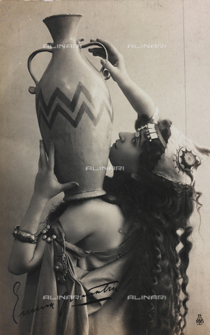 FVQ-F-082109-0000 - The Italian actress Emma Gramatica (1874-1965) in costumes holding an amphora; postcard - Date of photography: 1900-1909 - Alinari Archives, Florence