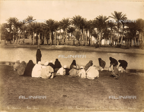 FVQ-F-088992-0000 - Group of women drawing water on the banks of the Nile - Date of photography: 1880 ca. - Alinari Archives, Florence