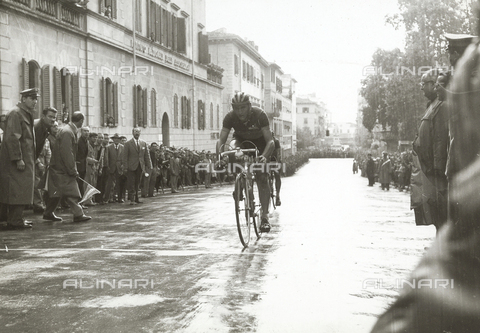 FVQ-F-102983-0000 - Arrival in Arezzo of the second leg of the Tour of Italy for amateurs - Date of photography: 28/09/1960 - Alinari Archives, Florence