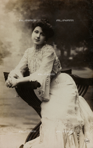 FVQ-F-116651-0000 - Portrait of a young actress, postcard - Date of photography: 1900-1910 - Alinari Archives, Florence
