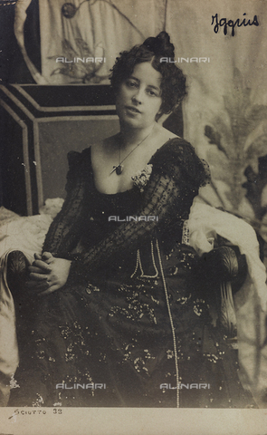 FVQ-F-116652-0000 - Ritratto di giovane attrice, cartolina - Data dello scatto: 1900-1910 - Archivi Alinari, Firenze