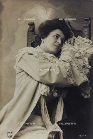 FVQ-F-116653-0000 - Ritratto della cantante lirica italiana Amelia Soarez, cartolina - Data dello scatto: 1900-1909 - Archivi Alinari, Firenze