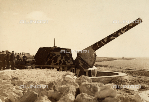 FVQ-F-117659-0000 - WWII: large caliber weapons of the Italian Navy posted along the Italian coast - Date of photography: 01/03/1943 - Istituto Luce / Alinari Archives, Florence