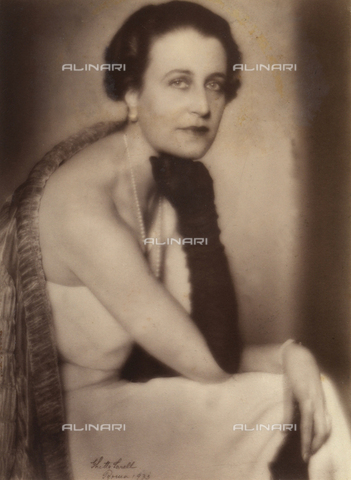 FVQ-F-124598-0000 - Ritratto di donna in abito da sera - Data dello scatto: 1933 - Archivi Alinari, Firenze