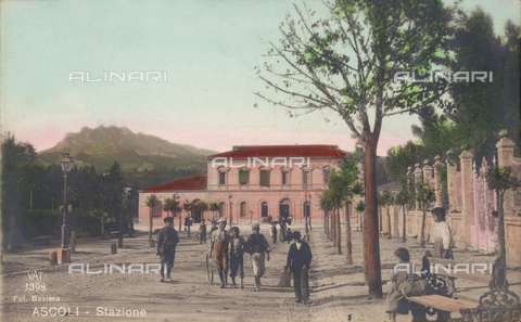 FVQ-F-135355-0000 - Children in the square opposite the entrance of Ascoli station - Date of photography: 1900-1910 ca. - Alinari Archives, Florence