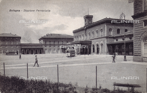 FVQ-F-135413-0000 - Entrance to the Bologna train station - Date of photography: 1930 ca. - Alinari Archives, Florence
