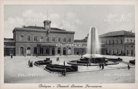 FVQ-F-135416-0000 - The fountain in the piazza of Bologna station - Date of photography: 1930 ca. - Alinari Archives, Florence