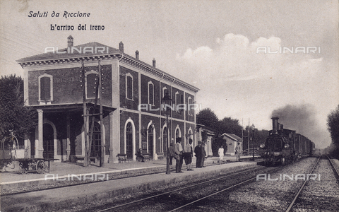 FVQ-F-135903-0000 - Arrivo di un treno alla stazione ferroviaria di Riccione, Rimini - Data dello scatto: 1910 - 1915 ca. - Archivi Alinari, Firenze