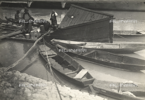 FVQ-F-138991-0000 - Hungarian fishermen on a barge. - Date of photography: 1928 - 1935 - Alinari Archives, Florence