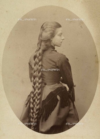 FVQ-F-139430-0000 - Woman with long braids - Date of photography: 1900 ca. - Alinari Archives, Florence