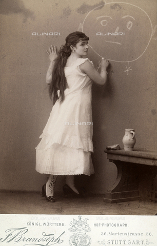 FVQ-F-139477-0000 - Portrait of a young woman drawing with chalk - Date of photography: 1880 ca. - Alinari Archives, Florence