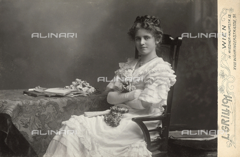 FVQ-F-139527-0000 - Portrait of a woman in a white dress - Date of photography: 1900 ca. - Alinari Archives, Florence