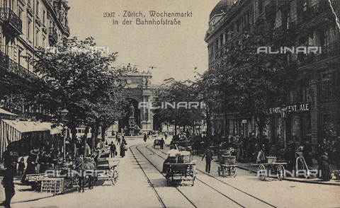 FVQ-F-140691-0000 - View of the Wochenmarket in Bahnhofstrasse, Zurich; postcard - Date of photography: 1890-1900 - Alinari Archives, Florence