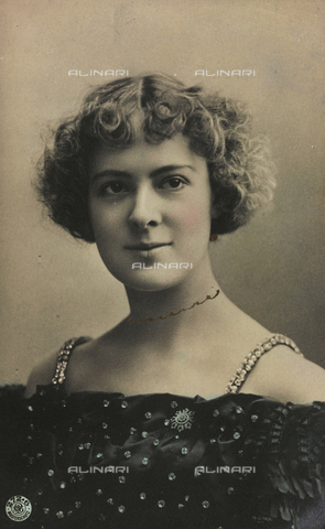FVQ-F-146215-0000 - Close-up of a young woman, postcard - Date of photography: 1900-1910 - Alinari Archives, Florence