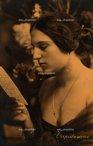 FVQ-F-146505-0000 - Female portrait, "trepidation", postcard - Date of photography: 1890 ca. - Alinari Archives, Florence