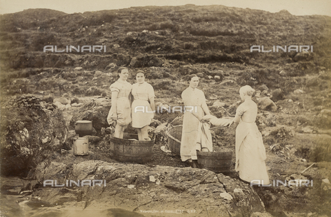 FVQ-F-147316-0000 - "The washing day" in the Scottish Isle of Skye. - Date of photography: 1890 - 1910 - Alinari Archives, Florence