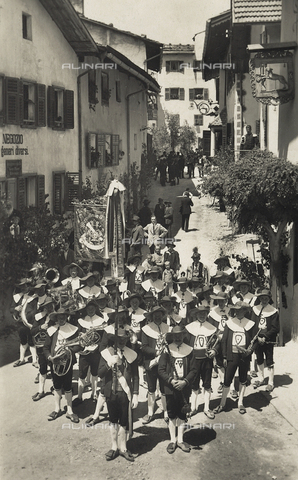FVQ-F-147980-0000 - Band of the city of Castelrotto, in traditional costume - Date of photography: 1930 ca. - Alinari Archives, Florence