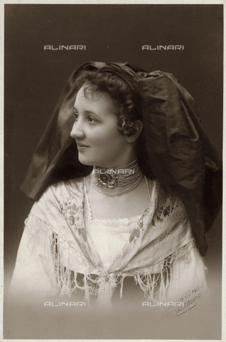 FVQ-F-151040-0000 - Portrait of a young woman from Salzburg - Date of photography: 1910 ca. - Alinari Archives, Florence