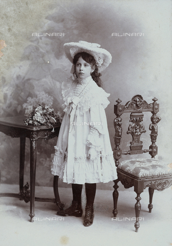 FVQ-F-153512-0000 - Portrait of a girl - Date of photography: 1890-1910 ca. - Alinari Archives, Florence