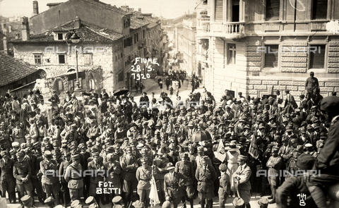 FVQ-F-183618-0000 - A group of soldiers and civilians in a place of Fiume. The photograph was taken during the occupation of the city by part of the Italian legionary troops, headed by Gabriele D'Annunzio. - Date of photography: 28/05/1920 - Alinari Archives, Florence