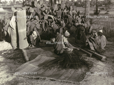 FVQ-F-196810-0000 - Natives converse seated on mats - Date of photography: 1930 ca. - Alinari Archives, Florence