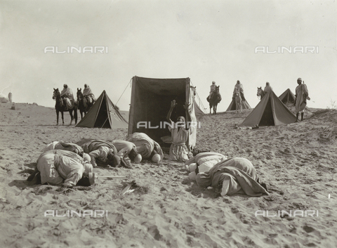 FVQ-F-196815-0000 - Natives praying in the desert - Date of photography: 1930 ca. - Alinari Archives, Florence