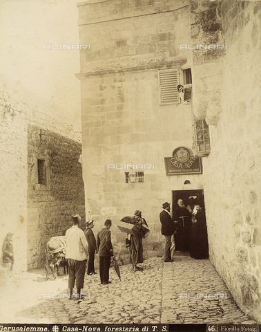 FVQ-F-198558-0000 - A few people ask for hospitality at the "Casa Nova", a Franciscan hospice, in Jerusalem - Date of photography: 1880 ca. - Alinari Archives, Florence