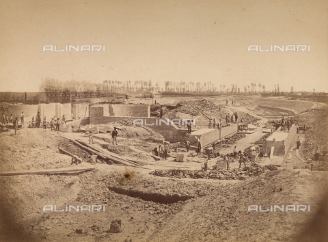 FVQ-F-199777-0000 - Reclamation work on the Veronese and Ostigliese swamps: workers involved in the construction of the regulatory basin for the waters of Bussé Naviglio near Torretta Veneta - Date of photography: 16/05/1873 - Alinari Archives, Florence