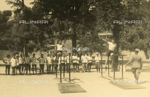 FVQ-F-202134-0000 - Esercizi ginnici di salto in alto - Data dello scatto: 1935 ca. - Archivi Alinari, Firenze