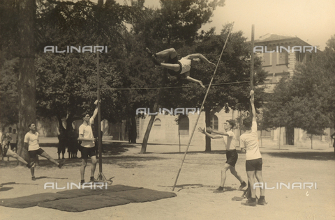 FVQ-F-202135-0000 - Esercizi ginnici di salto con l'asta di una scuola militare di fanteria - Data dello scatto: 1930 ca. - Archivi Alinari, Firenze
