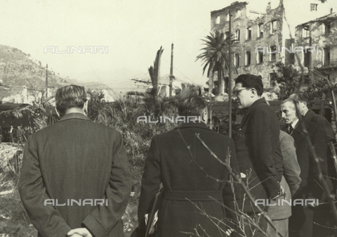 FVQ-F-202259-0000 - People during a visit to an area with rubbles - Date of photography: 1946 - Alinari Archives, Florence