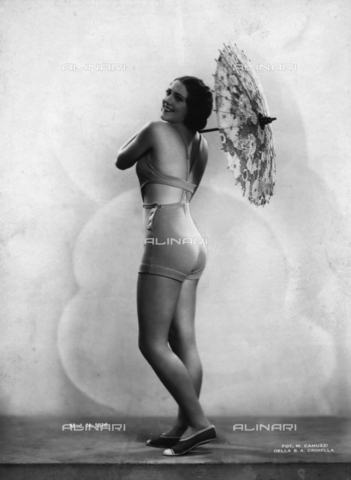 FVQ-F-210326-0000 - Ritratto a figura intera di donna in costume da bagno - Data dello scatto: 1925-1930 - Archivi Alinari, Firenze