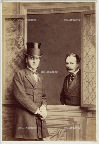 GBB-F-000620-0000 - 1870 ca, LONDON, GREAT BRITAIN: Two  friends posing in studio, photo by The London Stereoscopic and Photographic Company, London - © ARCHIVIO GBB / Archivi Alinari