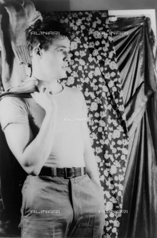 GBB-F-001067-0000 - 1948, 27 december, USA : The future movie actor MARLON BRANDO (1924 - 2004) in his theatre role in " A Streetcar Named Desire " by Tennessee Williams - © ARCHIVIO GBB / Archivi Alinari