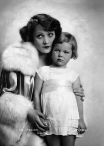 GBB-F-001130-0000 - 1930 ca, BERLIN, GERMANY : The movie star MARLENE DIETRICH (1901 - 1992) with daughter Maria Sieber. - © ARCHIVIO GBB / Archivi Alinari