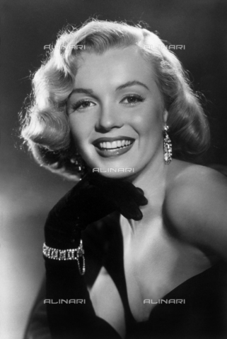 GBB-F-001417-0000 - 1950, Fall, USA : The american actress MARILYN MONROE (1926 - 1962), pubblicity still for the movie ALL ABOUT EVE (Eva contro Eva) by Joseph L. Mankiewicz , from a story by Mary Orr - © ARCHIVIO GBB / Archivi Alinari