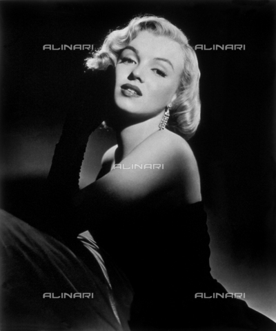 GBB-F-001418-0000 - 1950, Fall, USA : The american actress MARILYN MONROE (1926 - 1962), pubblicity still for the movie ALL ABOUT EVE (Eva contro Eva) by Joseph L. Mankiewicz , from a story by Mary Orr - © ARCHIVIO GBB / Archivi Alinari