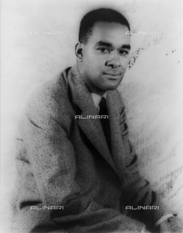 GBB-F-001549-0000 - 1939, USA : The african-american writer RICHARD WRIGHT (1908 - 1960). Author of sometimes controversial novels, short stories, poems, and non-fiction. Much of his literature concerns racial themes, especially those involving the plight of African-Americans during the late 19th to mid-20th centuries. His work helped redefine discussions of race relations in America in the mid-20th century. - © ARCHIVIO GBB / Archivi Alinari