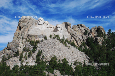 GBB-F-002011-0000 - 2000 ca, Mount Rushmore near Keystone, South Dakota, USA : Gutzon Borglum 's sculpture of Mount Rushmore Memorial -- George Washington, Thomas Jefferson, Roosevelt Lincoln. The U.S.A. President ABRAHAM LINCOLN ( 1809 - 1865). The Mount Rushmore National Memorial is a sculpture carved into the granite face of Mount Rushmore near Keystone, South Dakota, in the United States. Sculpted by Danish-American Gutzon Borglum and his son, Lincoln Borglum, Mount Rushmore features 60-foot (18 m) sculptures of the heads of four United States presidents. - © ARCHIVIO GBB / Archivi Alinari