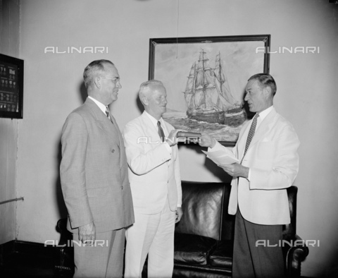 GBB-F-002233-0000 - 1942, 6 june, USA : BATTLE OF MIDWAY. L' Ammiraglio NIMITZ comandante in capo della flotta USA del Pacifico. In this photo the day 15 june 1939, Washington : New Chief of Bureau of Navigation sworn in. Washington, D.C., June 15. Rear Admiral Chester W. Nimitz today assumed duties as Chief of the Bureau of Navigation, relieving Rear Admiral J.O. Richardson who was ordered to duty with the rank of Admiral as Commander, Battle Force, U.S. Fleet, to assume that command about June 24 aboard the battleship California. Left to right: Admiral Richardson, Admiral Nimitz, Rear Admiral W.B. Woodson, Judge Advocate General of the Navy Department who administered the oath of office. - © ARCHIVIO GBB / Archivi Alinari