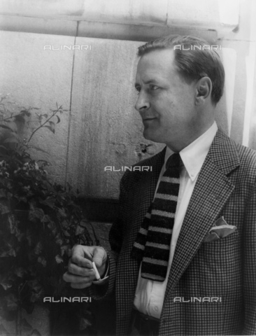 GBB-F-002388-0000 - 1937, NEW YORK, USA : The american writer FRANCIS SCOTT FITZGERALD (1896 - 1940) outside the Algonquin Hotel in New York - © ARCHIVIO GBB / Archivi Alinari