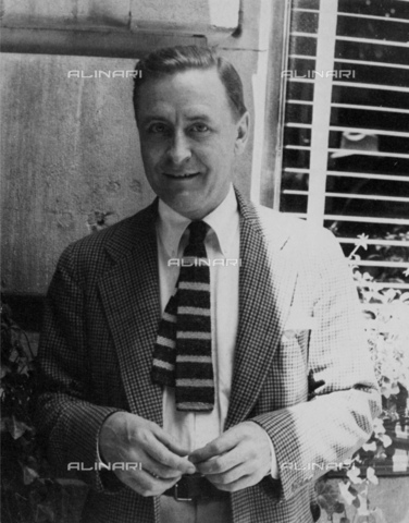 GBB-F-002389-0000 - 1937, NEW YORK, USA : The american writer FRANCIS SCOTT FITZGERALD (1896 - 1940) outside the Algonquin Hotel in New York - © ARCHIVIO GBB / Archivi Alinari
